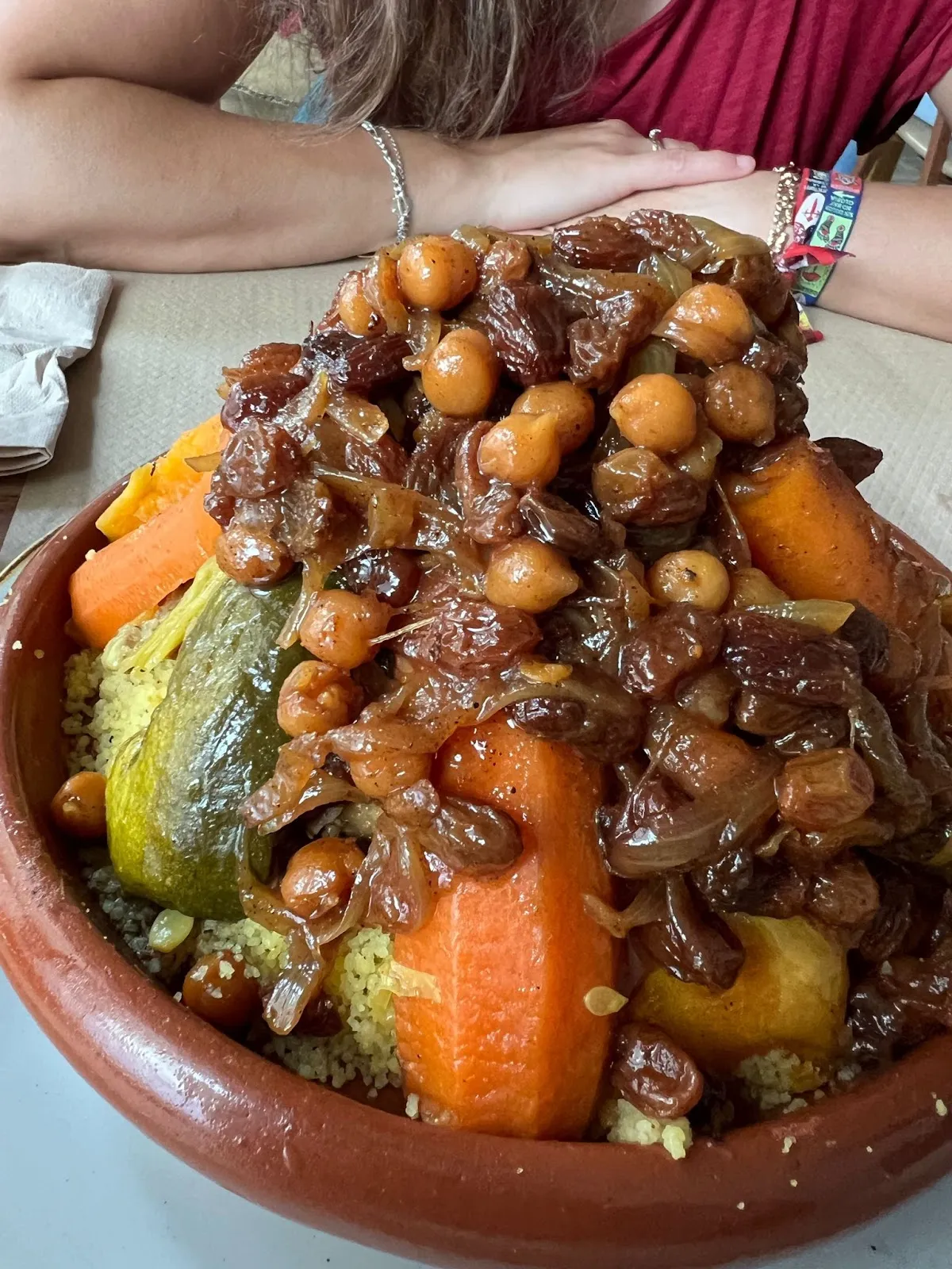 Un cuscús de Bladi Fusión con verduras, garbanzos y pasas