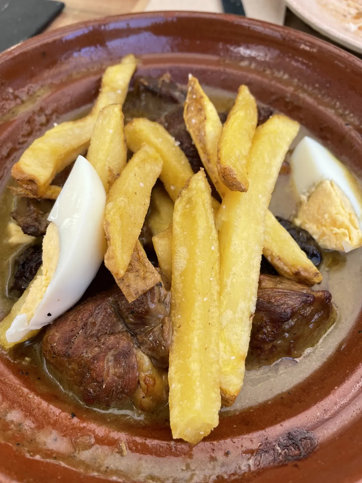 Tajín de carne con patatas fritas y huevo duro