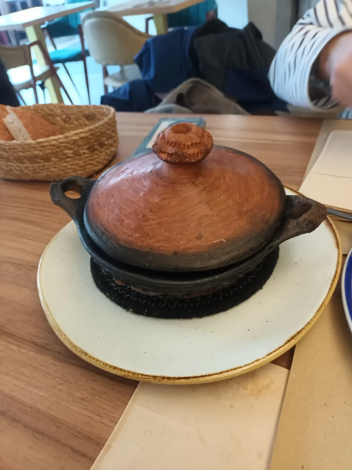 Un tajín cerrado con su tapa de barro, en la mesa